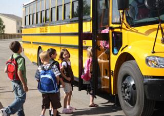 niños y un autobús escolar