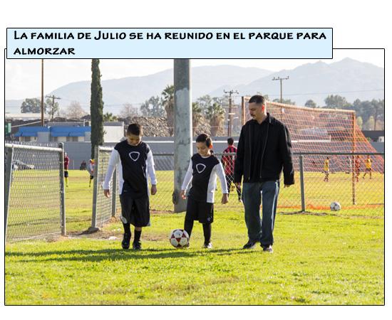 Los hermanos, Julio y Johnny, juegan con una pelota de fútbol mientras caminan en el parque con su padre, César.