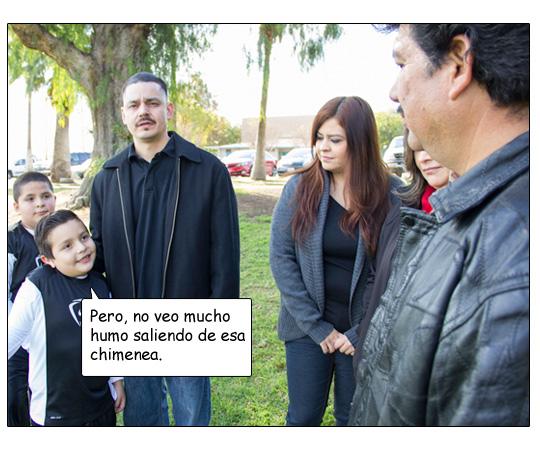 Julio, que está de pie junto a su hermano y su padre, le dice a Miguel, “Pero, no veo mucho humo saliendo de esa pila.