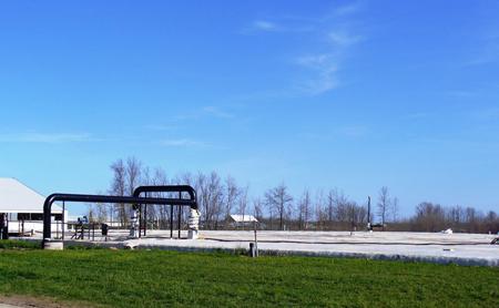 Plug flow digester with a rigid cover