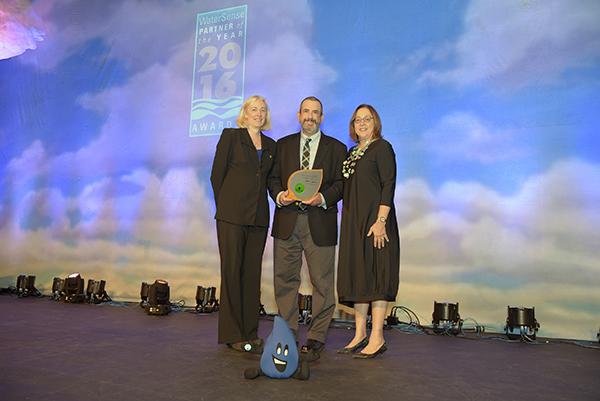 Excellence Award winner, American Standard, with US EPA's Veronica Blette and Ellen Gilinsky.