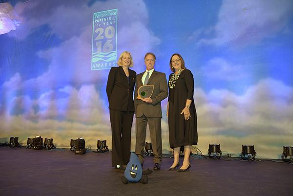 Excellence Award winner, Cascade Water Alliance, with US EPA's Veronica Blette and Ellen Gilinsky.