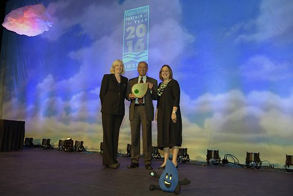 Sustained Excellence Award winner, Kohler Co., with US EPA's Veronica Blette and Ellen Gilinsky.