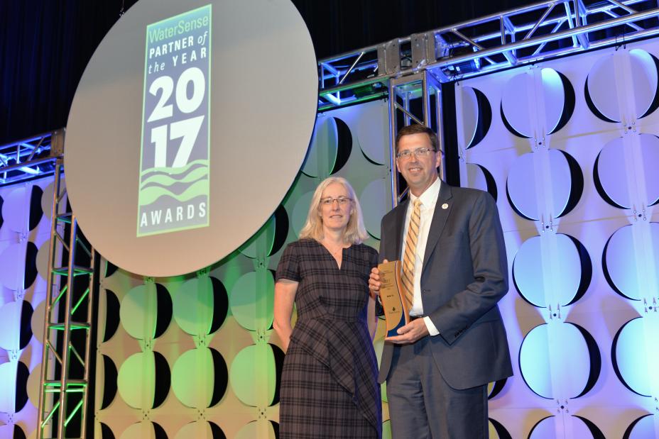 Sustained Excellence Award winner, Kohler Co., with US EPA's Veronica Blette.