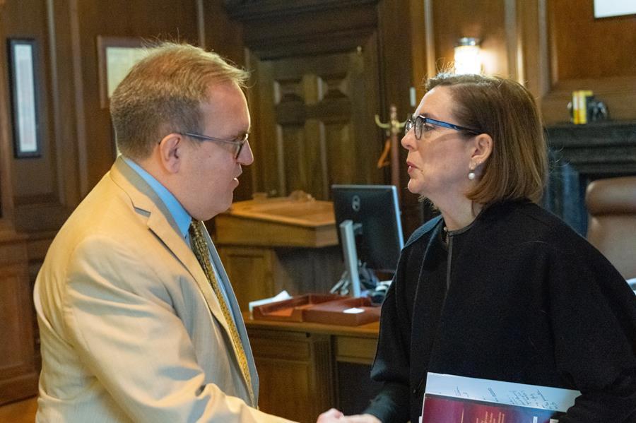 Administrator Wheeler shakes hands with Governor Brown. 