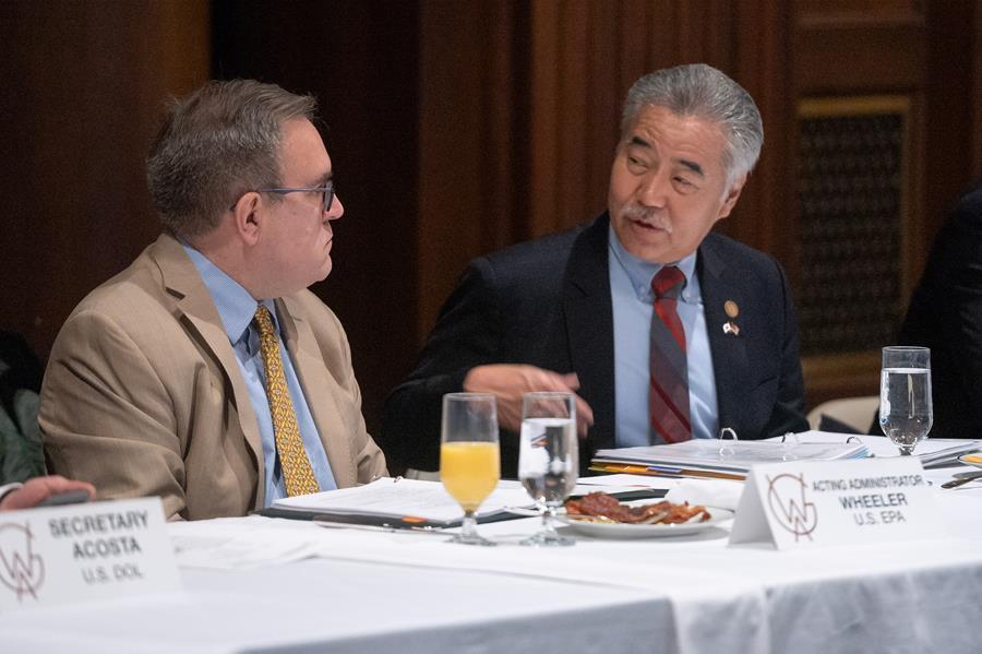 Administrator Wheeler listens to Hawaii Governor and WGA Chairman David Ige.