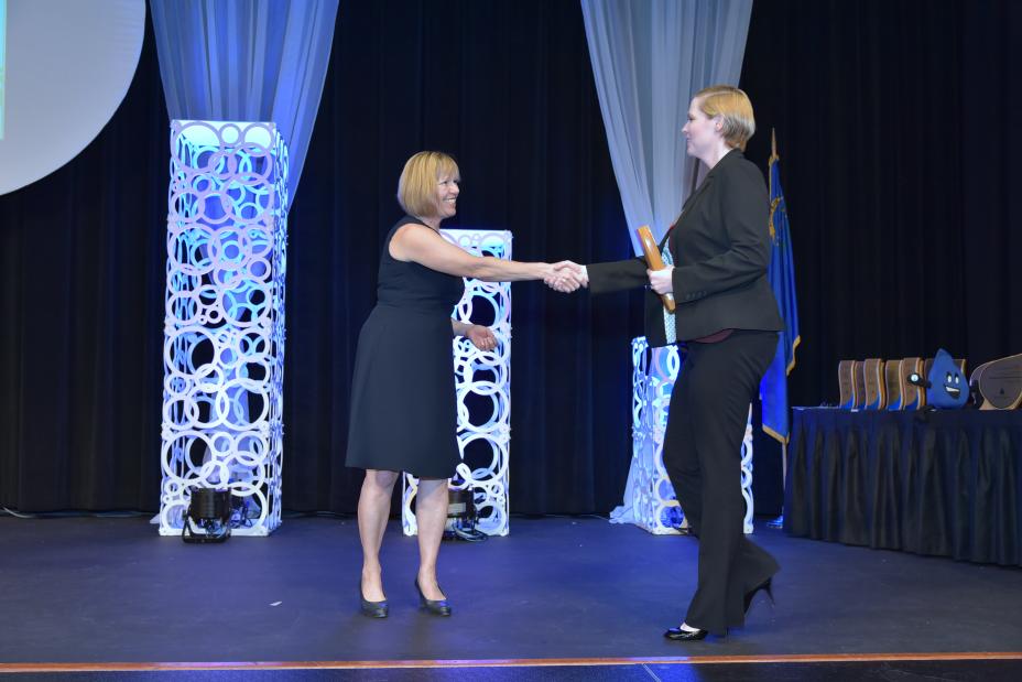 Jenni Steele accepts Excellence in Promoting Labeled Products in the Marketplace Award for Niagara Conservation®.