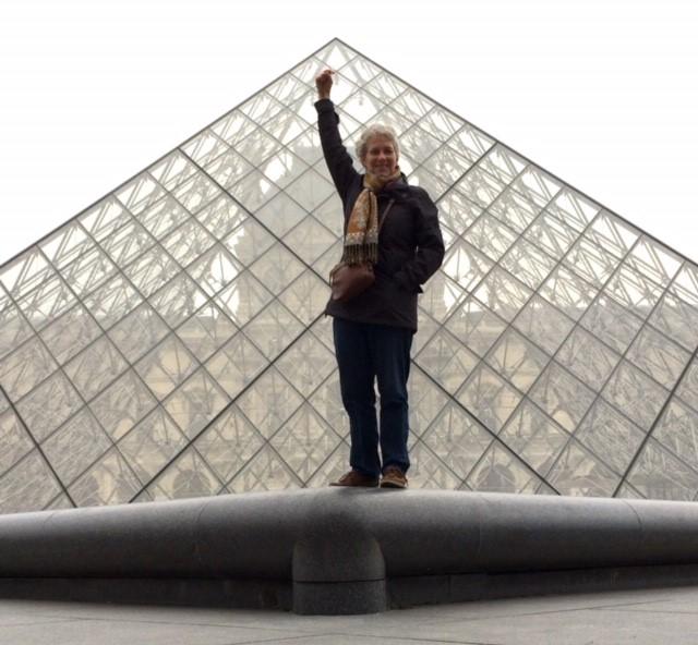 Jennifer at the Louvre 