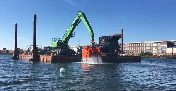 A hybrid dredge prepares to place highly contaminated sediment removed from the Upper Harbor to a slurry tank, from which the material was pumped for desanding, dewatering, and eventual disposal in a secure off-site landfill.