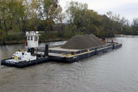 After an area has been dredged of contaminated sediment to the EPA’s standards, clean backfill was transported on a barge by a tug boat. The backfill replaced dredged sediment and maintained the natural contours of the riverbed.