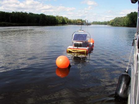 The project’s effect on water quality was closely monitored in accordance with Engineering Performance Standards. Water monitoring was done around and downstream of the dredges, to determine PCB resuspension levels. This water monitoring buoy was solar powered. Water column monitoring will continue post-dredging in order to assess PCB concentrations throughout the Upper and Lower Hudson River.
