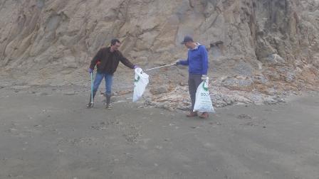 Researchers from EPA clean up a beach