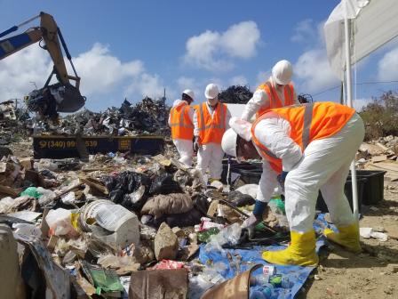 contratistas evaluando desechos en las Islas Virgenes Estadounidenses