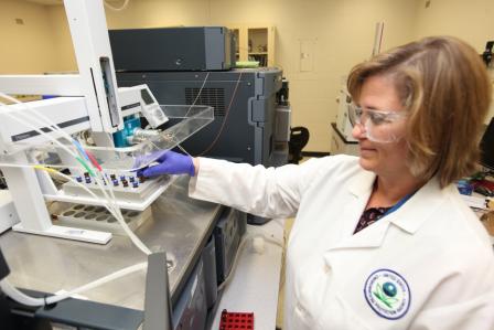 EPA researcher Jody Shoemaker sets up a liquid chromatography/tandem mass spectrometer for an injection and analysis. EPA researcher Jody Shoemaker sets up a liquid chromatography/tandem mass spectrometer for an injection and analysis. 