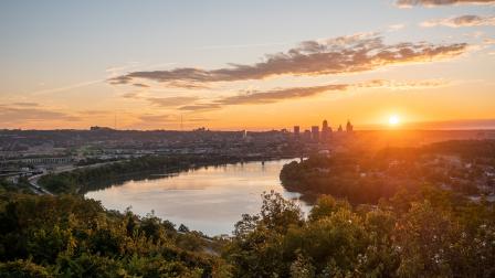 A sunrise over the Cincinnati skyline and river