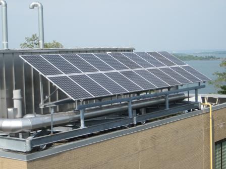 Photo of EPA’s Atlantic Coastal Environmental Sciences Division Laboratory in Narragansett, Rhode Island, including rooftop solar panels.